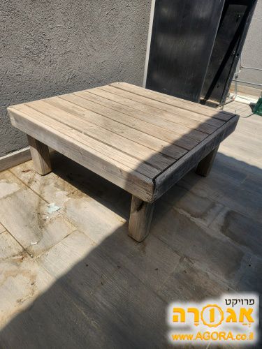 שולחן עץ נמוך