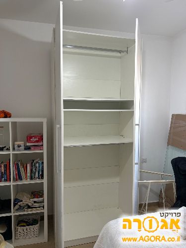 ארון לבן גבוה, גובה 2.4מ', רוחב 1 מ'