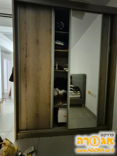 ארון בגדים עם מראה