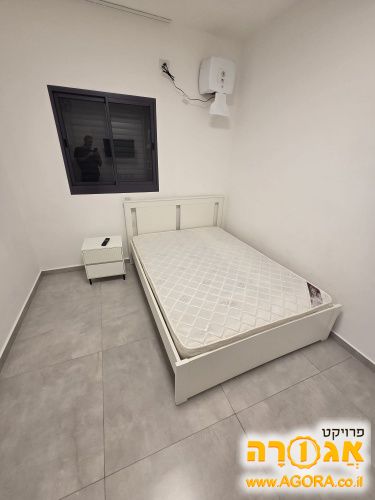 מיטה זוגית לבנה + שידה