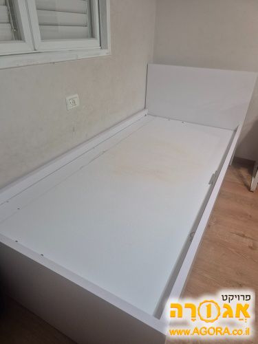 מיטת ילדים עם ארגז מצעים