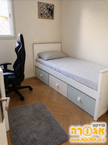 מיטה עם מיטת חבר