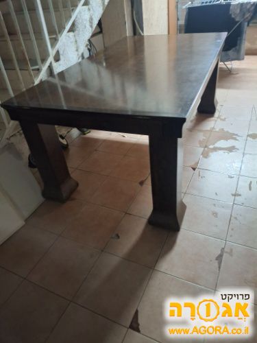שולחן וכיסאות