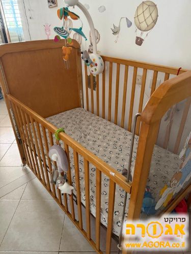 מיטת תינוק בצבע חום