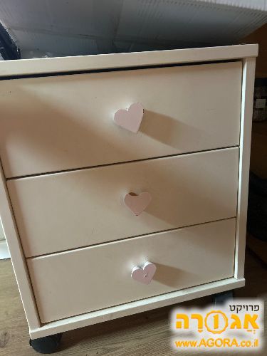 שידה ליד מיטה