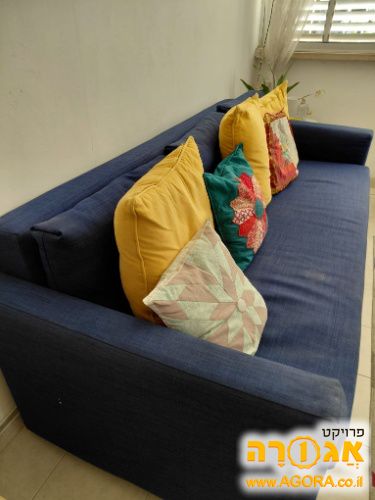 ספה כחולה נפתחת למיטה