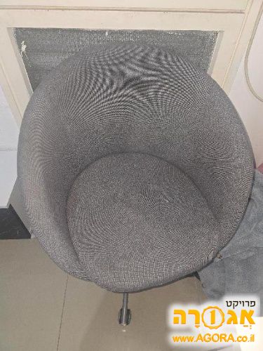 כיסא מרופד מסתובב עם גלילים