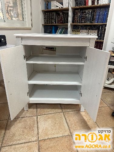 שידה לבנה