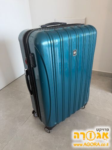 מזוודה גדולה קשיחה