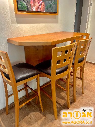 שולחן בר יפהפה עם 4 כסאות בר
