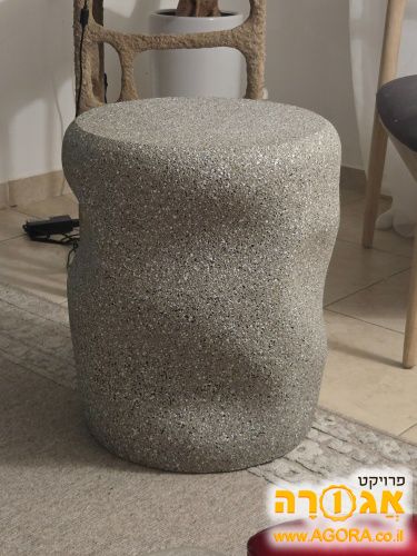 כיסא פלסטיק דמוי אבן