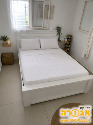 מיטה זוגית לבנה של איקאה
