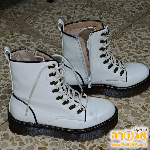מגפיים לבנים בסגנון צבאי של חברת Coka