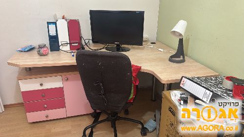 שולחן מחשב עם ארונית