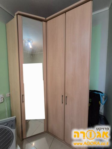 ארון פינתי עם מראה