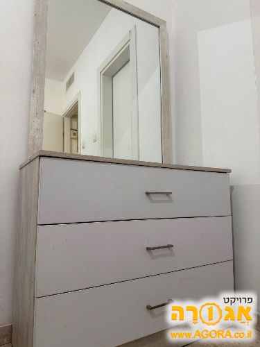 מראה עם מגירות + זוג מגירות ליד המיטה