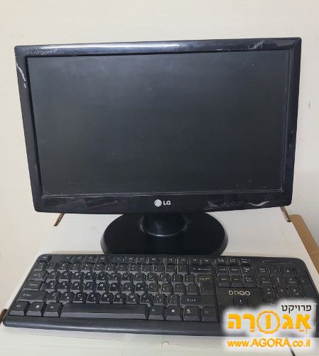 מסך מחשב ומקלדת