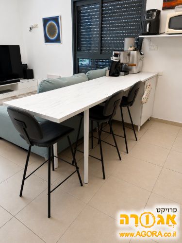 אי מטבח עם ארון אחסון