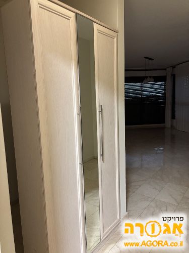 ארון לכניסה למעילים ונעליים