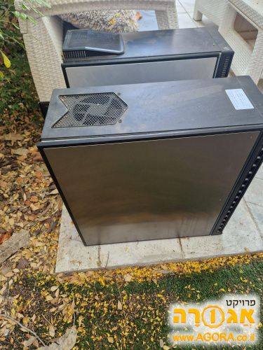 שני מארזי מחשב גדולים