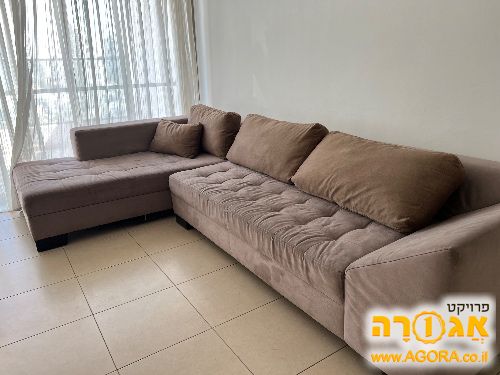 ספת שזלונג גדולה בצבע חום לסלון