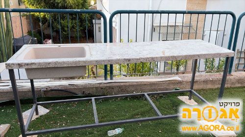 משטח שיש עם כיור כולל רגליים