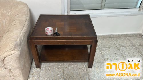 שולחן מעץ לסלון או חדר