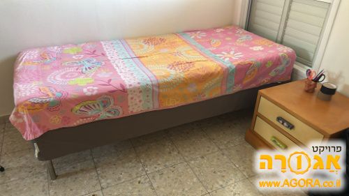 מיטה עם שידה מעץ