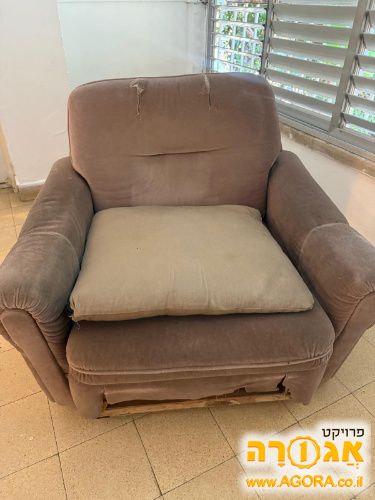 חינם מתל אביב. שולחן וכורסא