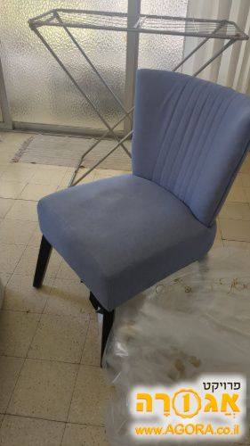 כורסא בצבע תכלת