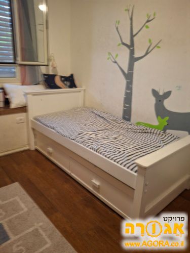מיטת יחיד במצב מעולה