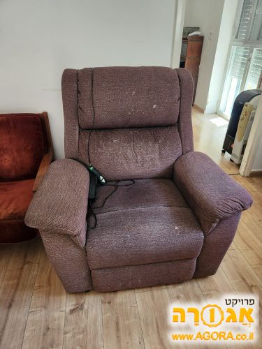 כורסא מתכווננת חשמלית