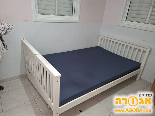 מיטת וחצי כולל מזרון כחול ושתי מגירות