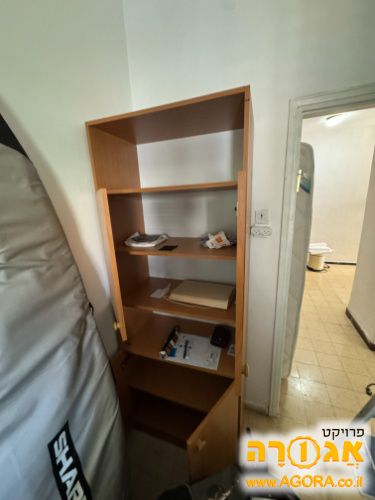 ארון מעץ