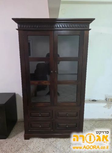 ויטרינה מעץ מלא עם דלתות זכוכית