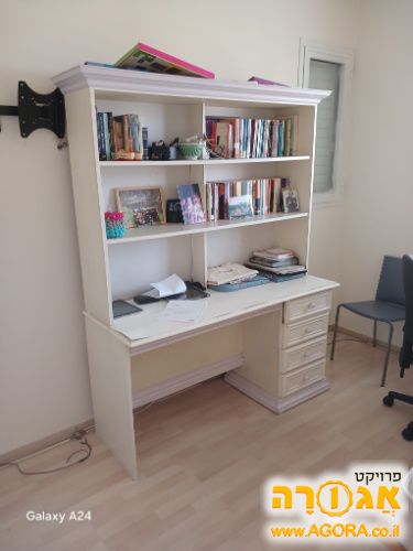 שולחן כתיבה וכוננית
