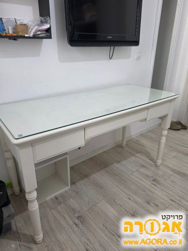 שולחן כתיבה ומיטה וחצי