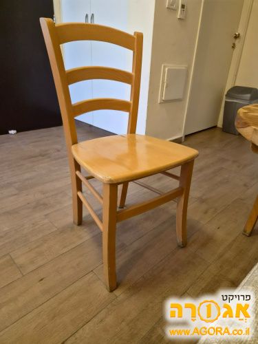 כיסא עץ
