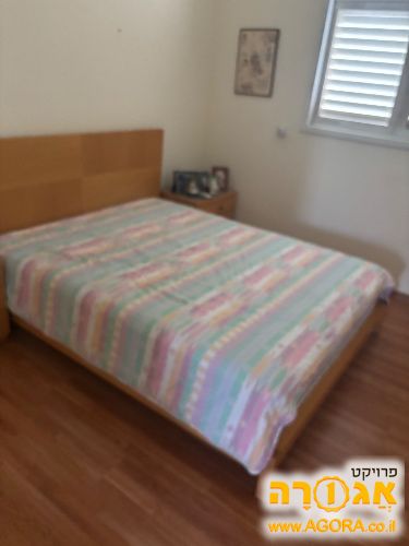 בסיס מיטה ושידה