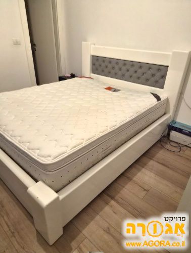 מיטה זוגית עם ארגז מצעים