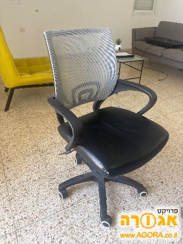 כיסא משרדי עם גלגלים