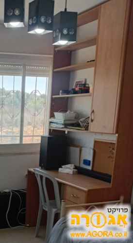 שולחן כתיבה עם מדפים