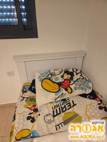 מיטה עם מיטת חבר