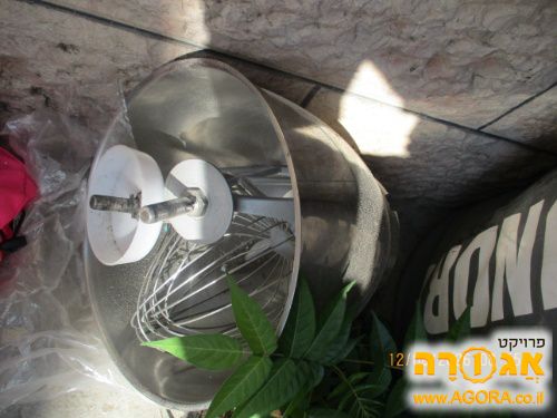 קערה של מיקסר וחלקי לישה