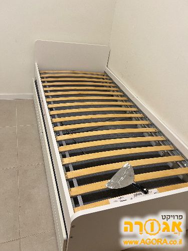 מיטת ילד עם מיטת חבר של איקאה מפורקת