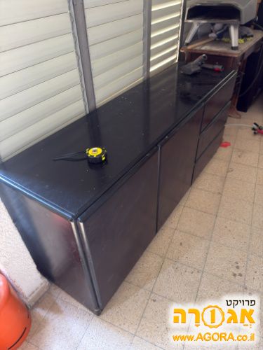 מזנון עם מגירות