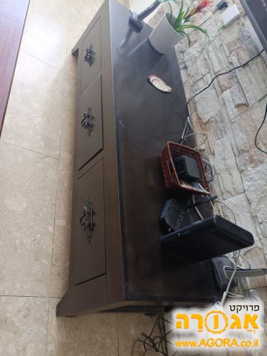שידה נמוכה לטלויזיה עם מגירות