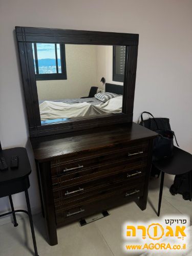 קומודה עם מראה