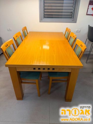 שולחן עם כיסאות