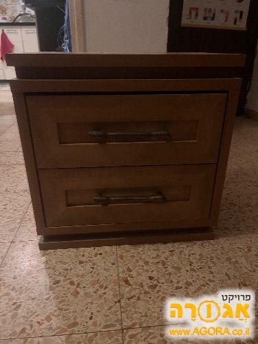 שתי שידות מגירות